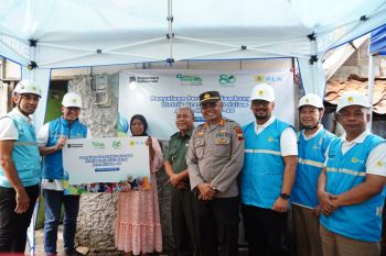 PLN UID Jateng &amp; DIY berbagi cahaya ke keluarga prasejahtera