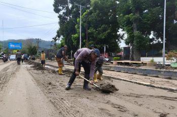 Satbrimob Polda Sulteng bantu warga terdampak banjir di Kabupaten Tolitoli