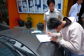 Tindak lanjut hasil lelang, Kantor Pertanahan Pasaman serahkan barang milik negara berupa kendaraan bermotor kepada pemenang lelang