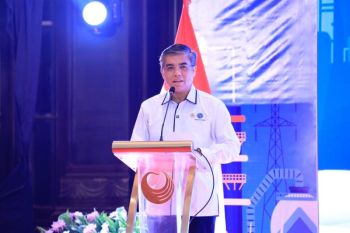 Minister urges workers to prepare for AI, green industry shift