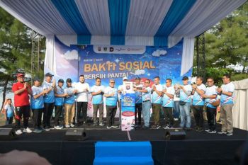 Didukung PT Semen Padang, Polda Sumbar Pecahkan Rekor MURI Lewat Aksi Bersih Pantai Purus