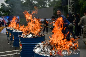 Pemusnahan rokok dan minuman ilegal