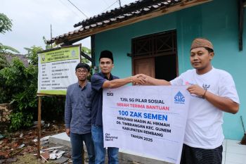 Semen Gresik bantu renovasi Madrasah Diniyah Al Hikmah Rembang