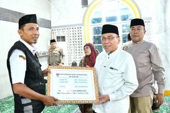 Wawako Maigus Nasir serahkan dana operasional triwulan III tahun 2025 Ketua RT/RW se-Kecamatan Kuranji