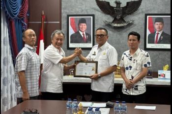 Dewan Kopi Indonesia Provinsi Sumatera Selatan berikan penghargaan kepada Bupati Empat Lawang