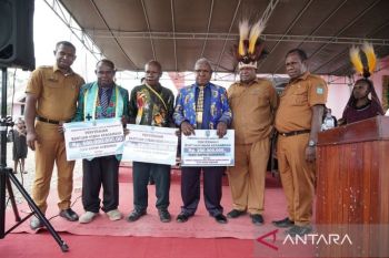 Pemprov Papua Pegunungan salurkan dana bantuan sarana keagamaan bagi gereja Yahukimo