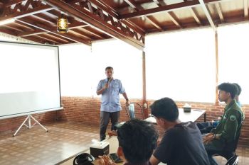 Prodi Tekben Polinela adakan pelatihan produksi benih dan buah melon kepada petani muda