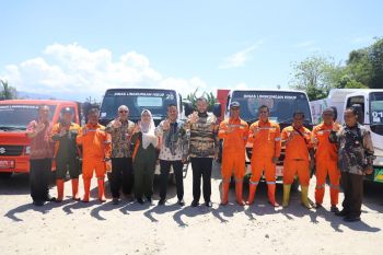 Wako Fadly Amran serahkan armada operasional baru kepada DLH Kota Padang