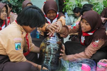 Pelajar belajar membuat ekoenzim