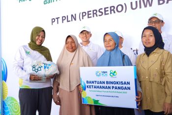 YBM PLN Babel bagikan 1.000 paket sembako di momen HLN ke 80