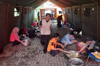Pemkot Semarang dirikan dapur umum untuk warga korban banjir