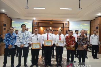 Gagalkan penyelundupan narkoba di Lapas Tanjungpandan, sejumlah petugas terima penghargaan