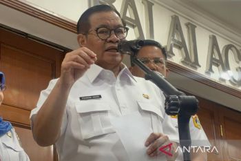 Floods hit Kemang as embankment crack causes Krukut River overflow