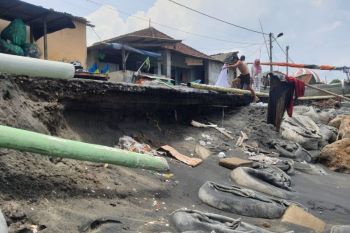 Dua sampan nelayan Mataram hanyut akibat abrasi pantai