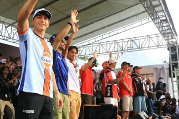 Belasan pembalap MotoGP menyapa penggemar di Mataram