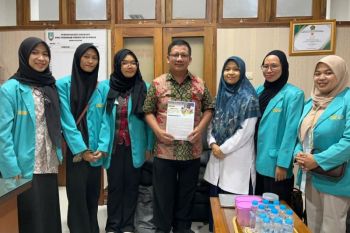 Tim Mahasiswa UMS lestarikan Bahasa Krama dan Aksara Jawa dengan menyerahkan Policy Brief ke Disdik Surakarta