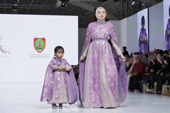 Wastra dari Kalteng hadir di Jakarta Fashion Week