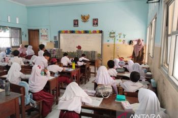 Wawako Maigus Nasir lantik pengurus Lembaga Pemberdayaan Masyarakat Kelurahan Surau Gadang