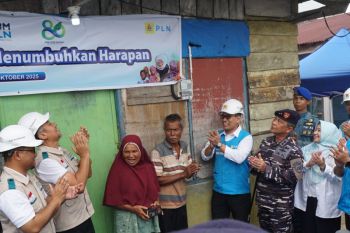 Cahaya dan harapan di HLN ke-80, PLN sambungkan listrik gratis bagi keluarga prasejahtera di Padang