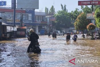 Polisi rekayasa lalu lintas saat banjir Dayeuhkolot Bandung