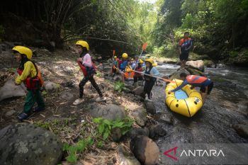 Begini serunya susur Kali Pusur dengan kano karet di Klaten