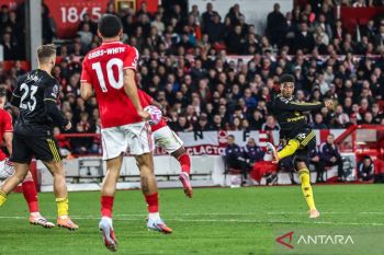 Arsenal teratas, dibuntuti Manchester City