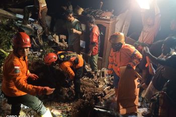 Satu keluarga tertimbun longsor di Depok Trenggalek