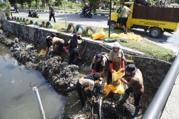 Sungai Sanset Land Mataram dibersihkan dari sampah