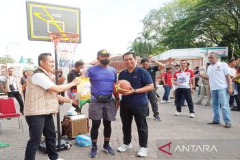 Gerakan pangan murah Polda Kalsel dimeriahkan games basket berhadiah beras SPHP