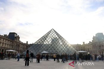 Tersangka perampokan di Museum Louvre bertambah jadi dua orang