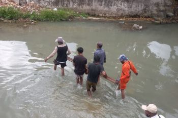 Pemkot Ambon pasang jaring penahan sampah di tiga sungai tekan volume sampah ke laut