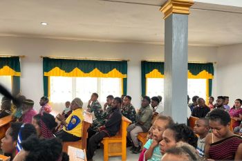 Satgas TNI Yonif 511 perkuat komsos melaksanakan ibadah dengan warga Pirime