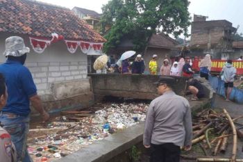 BPBD Garut menangani banjir bandang di Cisurupan