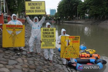 Peneliti ungkap bahaya mikroplastik sampah pakaian yang cemari aliran sungai