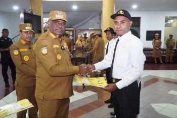 Wali Kota Jayapura Abisai Rollo serahkan SK pengangkatan kepada 900 PPPK