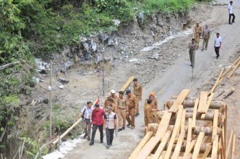 Pemkab Lambar perbaiki jembatan putus akibat banjir