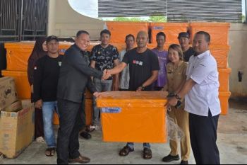 Waket DPRD Kotim salurkan bantuan kotak pendingin ikan untuk nelayan