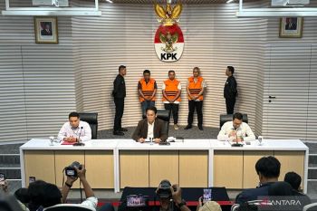 Selain Gubernur Riau, KPK tetapkan dua tersangka lain pasca-OTT