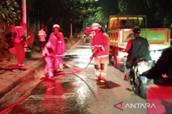 Delapan pengendara motor jatuh akibat tumpahan oli di Jakut