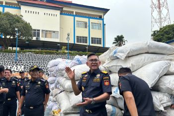 BC Batam musnahkan 2.297 koli balpres