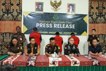 Kejari Sumba Timur menetapkan tiga tersangka korupsi dana Pilkada 2024