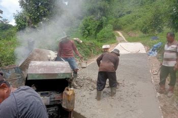 Gotong Royong di Puncak Labuang: Peladang dan PT Semen Padang ubah jalan tanah jadi beton