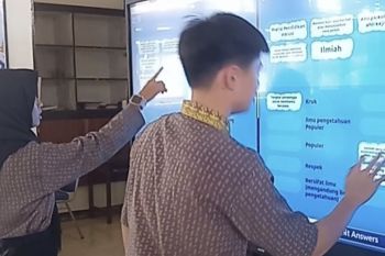 Siswa SMPN 1 Teluk Keramat antusias belajar dengan papan tulis intraktif bantuan Presiden