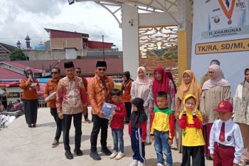 Solok Selatan bagikan 21.092 stel seragam gratis