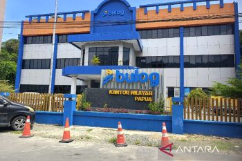 Perum Bulog pastikan persediaan beras di  Tanah Papua  capai 22 ribu ton