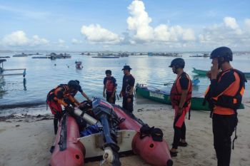 Tim SAR Kayangan melanjutkan pencarian kepala lingkungan terseret ombak