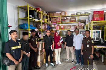 Bea Cukai Kalbagbar limpahkan tersangka rokok ilegal kepada Kejari