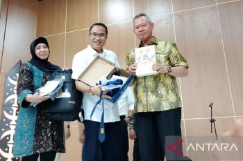 Sigi salurkan 2.306 paket bantuan seragam sekolah gratis