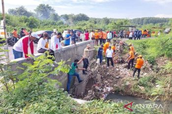 Kementerian LH gelar aksi Jumat Bersih di Cikarang Bekasi untuk jaga kebersihan