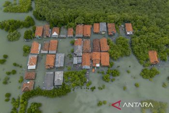 Akses jalan terputus akibat banjir rob